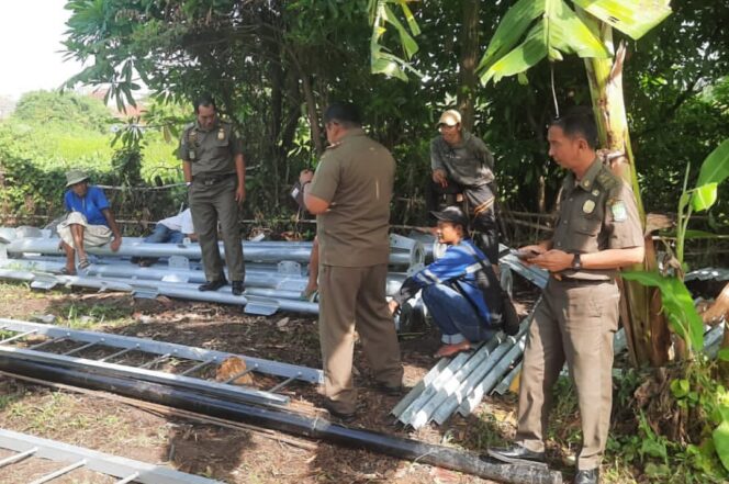 
 Satpol PP Kota Tangerang menghentikan sementara proses aktivitas pembangunan dengan melakukan pengamanan barang bukti konstruksi milik Perseroan Terbatas (PT) Gihon Telekomunikasi Indonesia. Foto: ist