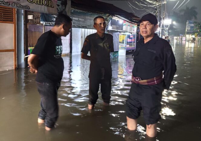 
 Anggota DPRD Provinsi Banten, Suharno saat meninjau Banjir di Jalan Sultan Ageng Tirtayasa Gempol Kelurahan Kunciran Kecamatan Pinang Kota Tangerang. Foto: TangerangPos 