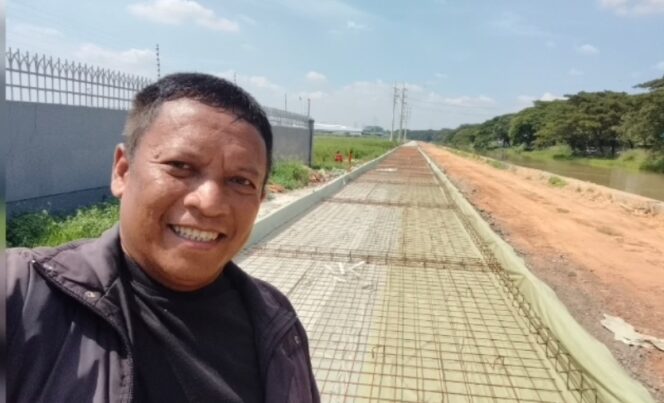 
 Kepala Bidang Bina Marga Dinas PUPR Kota Tangerang, Mursiman saat meninjau Pelaksanaan Pembangunan Jalan Sisi Cisadane Barat. Foto: Ist