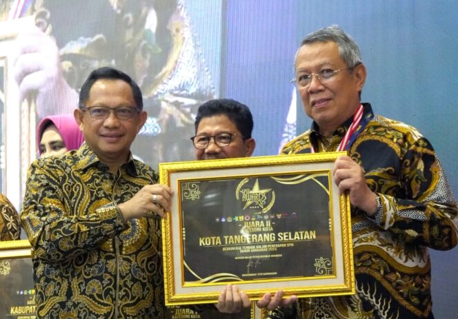 
 Menteri Dalam Negeri Tito Karnavian Serahkan Piagam Penghargaan kepada Wali Kota Tangerang Selatan Benyamin Davnie di Jakarta. Foto: ist