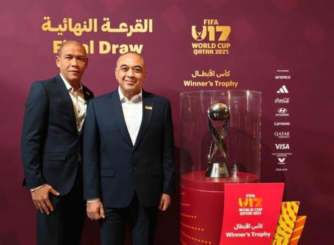 
 Coach Nova Arianto bersama Manajer Timnas Indonesia U-17, Ahmed Zaki Iskandar saat mengikuti Drawing Piala Dunia U-17 di Doha Qatar. Foto: @zakiiskandar