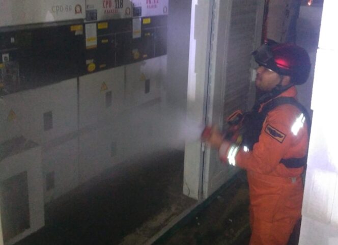 
 Petugas BPBD Kota Tangerang saat padamkan kebakaran gardu listrik terjadi di kawasan Perumahan Poris Indah Blok H Cemara 8, Kelurahan Cipondoh Indah, Kecamatan Cipondoh. Foto: ist