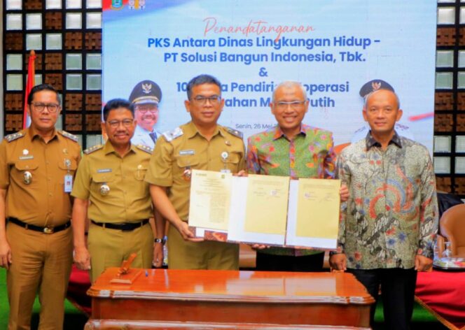 
 Penandatanganan Perjanjian Kerja Sama (PKS) antara Kepala Dinas Lingkungan Hidup Wawan Fauzi dan juga Direktur Manufacturing PT. SBI Tbk. Soni Asrul Sani yang disaksikan langsung oleh Wali Kota Sachrudin dan Wakil Wali Kota Maryono di Ruang Rapat Patio Pusat Pemerintahan Kota Tangerang. Foto: ist