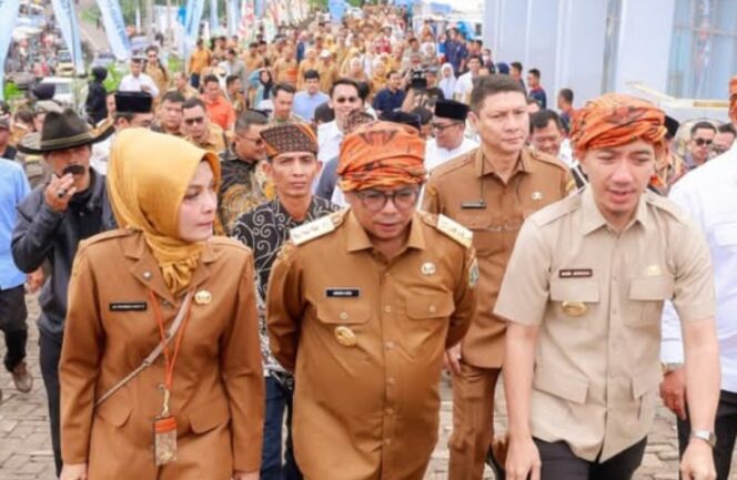 
 Gubernur Banten Andra Soni Didampingi Kepala Dinas Kesehatan Provinsi Banten Ati Pramudji Hastuti saat Peresmian RSUD Uwes Qorny Cilograng Lebak. Foto: ist