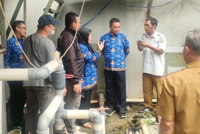
 Petugas UPTD PPD Samsat Cikokol berkerjasama dengan Tim Bapenda pusat dan UPTD Cisadane Dinas PUPR saat Melakukan Survey terhadap Perusahaan Wajib PAP. Foto: ist