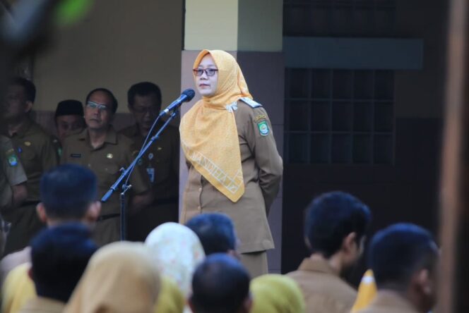 
 Kepala Bappeda Dr. Hj. Yeti Rohaeti saat Menjadi Pembina Apel Pegawai Pemkot Tangerang. Foto: ist