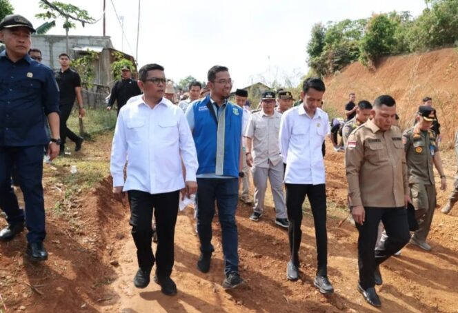 
 Gubernur Banten Andra Soni saat meninjau jalan menuju Hunian Sementara (Huntara) di Kampung Cigobang, Desa Banjarsari, Kecamatan Lebak Gedong, Kabupaten Lebak, Kamis (29/5/2025). Foto: ist