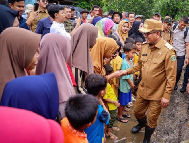 
 Kehangatan Gubernur Banten Andra Soni dengan Warga Saat Meninjau Jalan yang Masuk Dalam Program Jalan Usaha Tani di Wanasalam Kabupaten Lebak. Foto: Ist