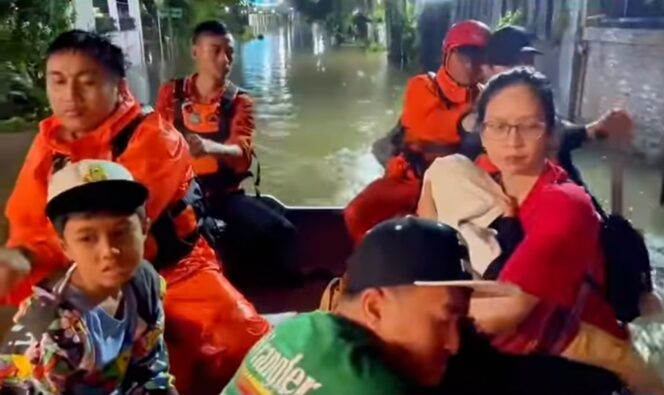 
 Petugas BPBD Kota Tangerang Selatan saat evakuasi warga terdampak banjir. Foto: ist