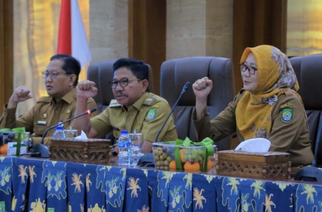 
 Wali Kota Tangerang Sachrudin Didampingi Sekda Kota Tangerang, Herman Suwarman dan Kepala Bappeda Kota Tangerang Yeti Rohaeti Saat Membuka kegiatan Asistensi Dokumen Sistem Akuntabilitas Kinerja Instansi Pemerintah (SAKIP) Perangkat Daerah Tahun 2025. Foto: ist 