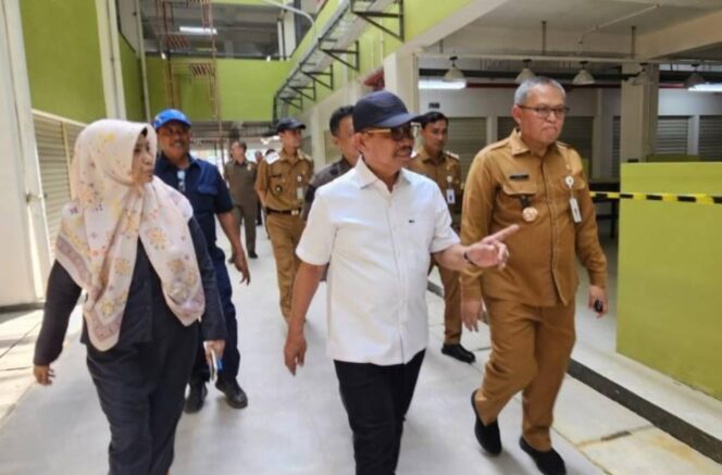 
 Wali Kota Tangerang Sachrudin Didampingi Dirut Perumda Pasar Kota Tangerang Titien Mulyati saat Meninjau Persiapan Relokasi Pedagang ke Gedung Pasar Anyar. Foto: ist