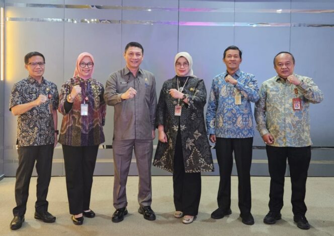 
 Lima Calon Sekda Banten Yaitu Kepala BKD Banten Nana Supiana, Asda 1 Banten Komarudin, Kepala BPKAD Banten Rina Dewiyanti, Plt. Inspektur Daerah Banten Siti Ma'ani Nina dan Sekretaris DPRD Banten/Plh.Sekda Banten Deden Apriandhi didampingi Koordinator Sekretariat Pansel EA. Deni Hermawan. Foto: Ist