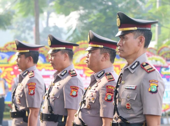 
 AKP Fahyani, SH (Paling Kanan) Diangkat Sebagai Kapolsek Sepatan gantikan AKP Sriyono SH.,MH yang kini menjabat Sebagai Kapolsek Benda. Foto: ist