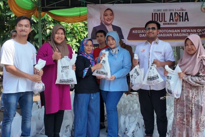 
 Anggota DPR RI Annisa MA Mahesa dan Ketua Tidar Banten, Hijaz Putra J Mahesa saat bagikan daging kurban kepada masyarakat. Foto: Imam DJM
