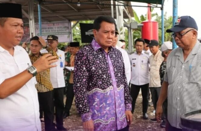 Bupati Tangerang Moch Maesyal Rasyid Didampingi Kepala Desa Mekar Jaya Ali Gazali dan Ketua LPPM Unis Tangerang, H.Hudaya Latuconsina saat Peluncuran Incenerator Ramah Lingkungan. Foto: Ist