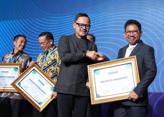 
 Wakil Menteri Dalam Negeri, Bima Arya Wibisana menyerahkan Penghargaan kepada Wali Kota Tangerang, H. Sachrudin. Foto: ist