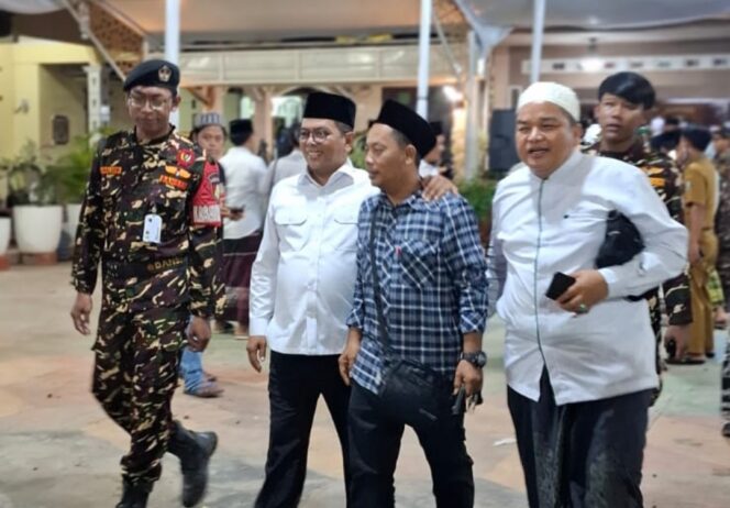 
 Gubernur Banten Andra Soni saat menghadiri Haul ke-38 KH. Muhammad Hasan Bin Sinah dan Hj. Hayati Binti KH. Abd. Rohim di Pondok Pesantren Al-Hasaniyah, Jl. KH. Muhammad Hasan No.24, Kecamatan Teluknaga, Kabupaten Tangerang. Foto: ist