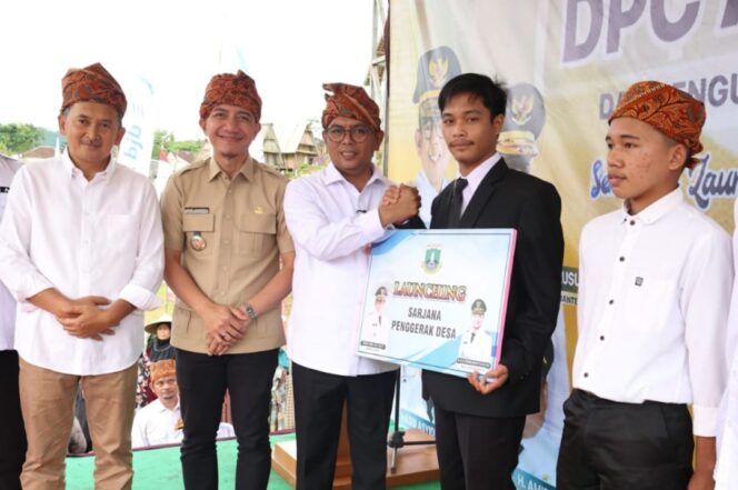 
 Gubernur Banten Andra Soni saat meluncurkan Program Sarjana Penggerak Desa. Foto: ist