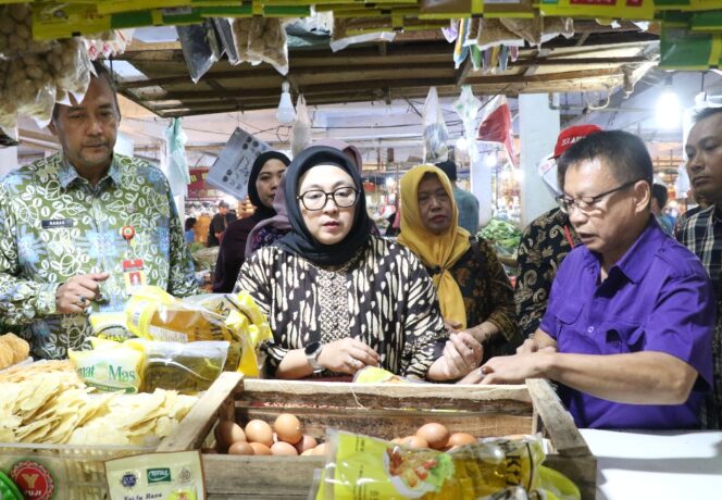 Wakil Bupati (Wabup) Tangerang, Intan Nurul Hikmah meninjau langsung pelaksanaan operasi pasar minyak goreng yang digelar di Pasar Gudang Tigaraksa. Foto: ist