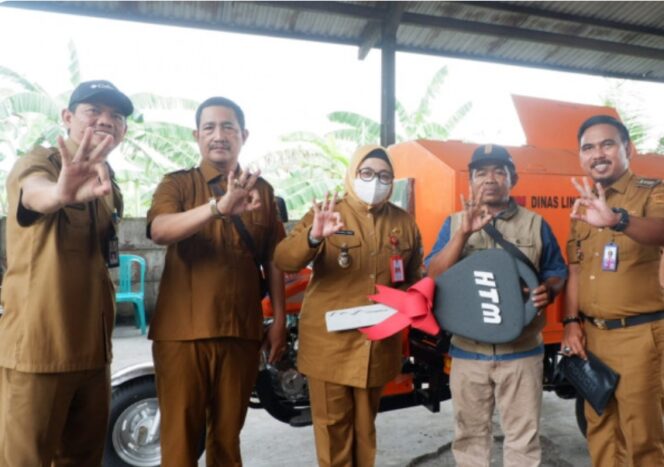
 Wakil Bupati Tangerang Intan Nurul Hikmah saat menyerahkan secara langsung bantuan 1 unit gerobak motor sampah kepada pengelola TPS3R Kecamatan Sindang Jaya, Selasa (24/6). Foto: ist
