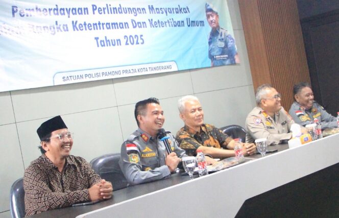 
 Satuan Polisi Pamong Praja (Satpol PP) Kota Tangerang melalui Bidang Satuan Perlindungan Masyarakat (Satlinmas) menggelar kegiatan sosialisasi kepada para anggota Satlinmas dari tiap kelurahan se-Kecamatan Pinang. Foto: ist