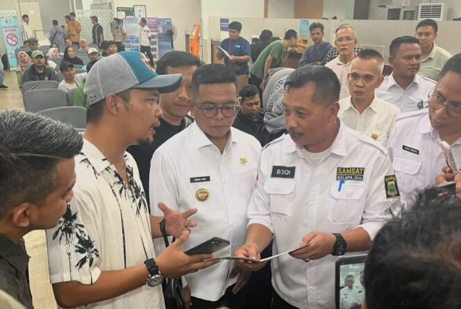 
 Gubernur Banten Andra Soni Didampingi Kepala UPTD PPD Samsat Kelapa Dua Ahmad Baihaqi saat Meninjau Pelayanan di Gerai Samsat Kelapa Dua. Foto: ist