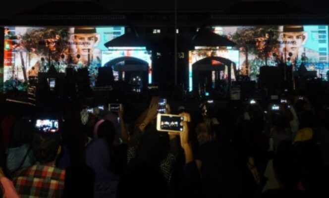 
 Warga Kota Tangerang antusias menyaksikan pertunjukan video mapping sejarah Kota Tangerang di gedung Puspemkot Tangerang, Sabtu, 16 Desember 2017. Foto: ist