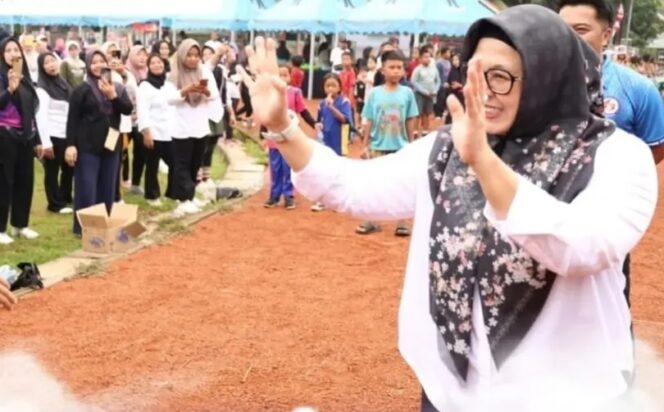 
 Wakil Bupati Tangerang Intan Nurul Hikmah saat Menyapa Warga Kemiri. Foto: ist
