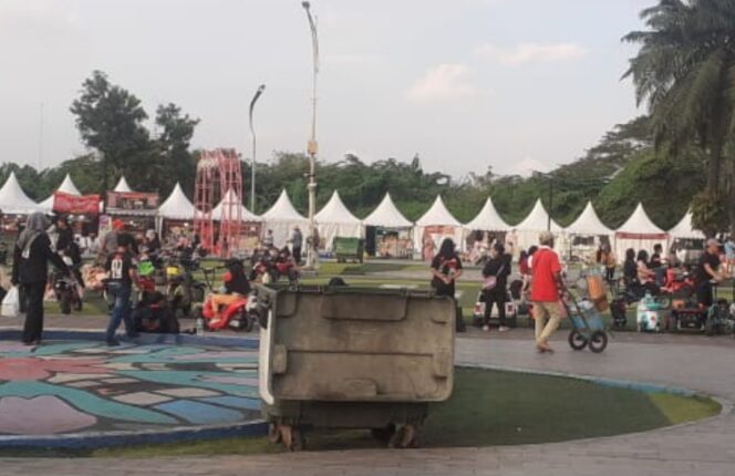 
 DLH Kota Tangerang sediakan tempat sampah dilokasi pagelaran Festival Al Azhom. Foto: TangerangPos 