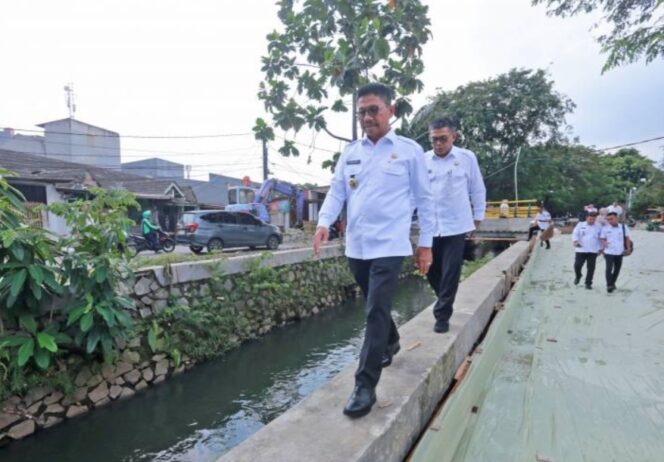 
 Wali Kota Tangerang, H. Sachrudin saat meninjau langsung progres pembangunan infrastruktur jalan dan jembatan di kawasan irigasi Sipon. Foto: ist