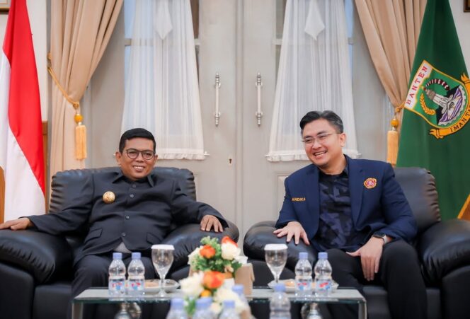 
 Gubernur Banten Andra Soni bersama Ketua Karang Taruna Provinsi Banten, Andika Hazrumy. Foto: ist