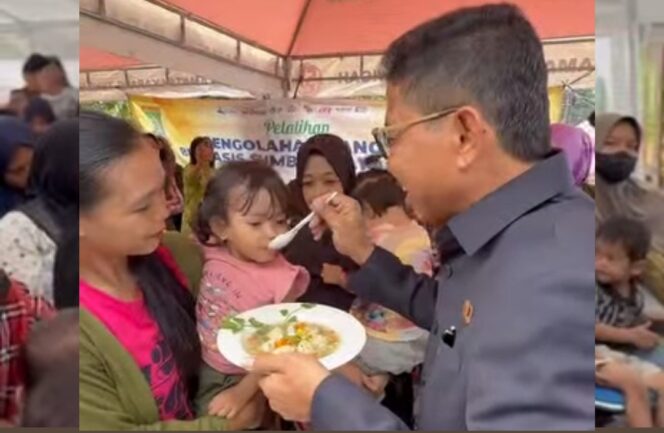 
 Wali Kota Tangerang Sachrudin saat Menyuapi Balita. Foto: ist