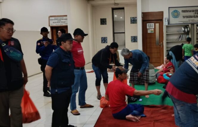 
 Kepala Dinas Sosial Kota Tangerang, Mulyani saat meninjau Posko Banjir di Wilayah Kecamatan Pinang. Foto: ist