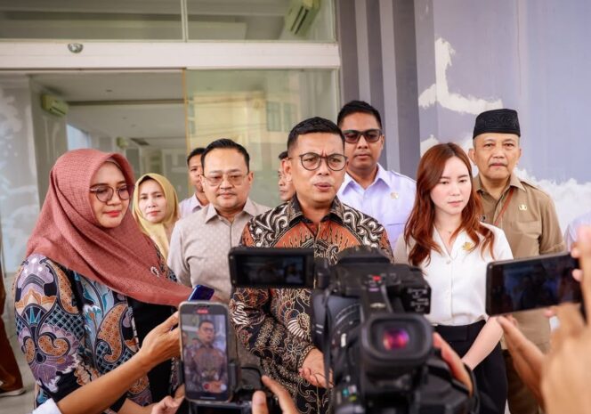 
 Gubernur Banten Andra Soni usai meninjau Pembangunan Gedung Sekolah Rakyat SMA 33 Kota Tangerang Selatan. Foto: ist