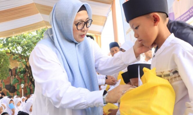 
 Wakil Bupati Tangerang Intan Nurul Hikmah Saat memberikan santunan Anak Yatim se-Desa Karet, Mekarjaya dan Lebak Wangi yang digelar di Aula HAJ Kecamatan Sepatan. Foto: ist