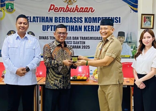 
 Sekretaris Komisi V DPRD Provinsi Banten, Rifky Hermiansyah saat mendampingi Gubernur Banten Andra Soni Membuka Kegiatan Pelatihan Berbasis Kompetensi. Foto: ist
