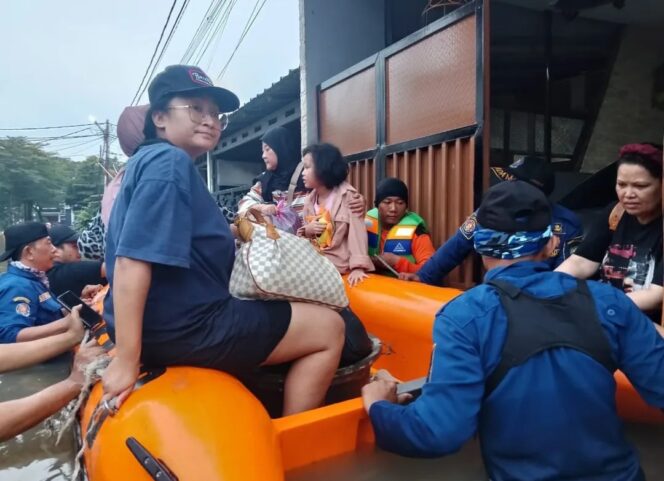 
 Petugas BPBD Kota Tangerang Siaga Bantu Evakuasi Warga Terdampak Banjir. Foto: Ist