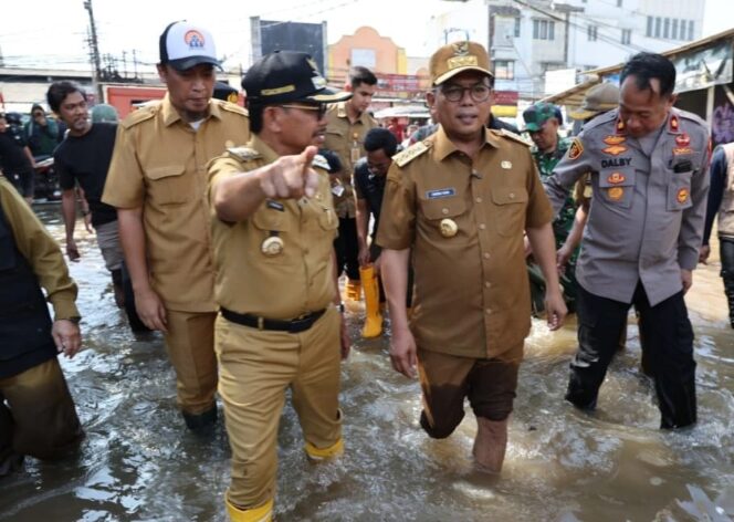 
 Gubernur Banten Andra Soni dan Wali Kota Tangerang Sachrudin saat meninjau Banjir di Kecamatan Ciledug Kota Tangerang. Foto: ist