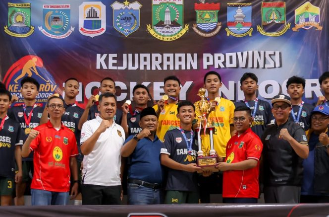 
 Gubernur Banten Andra Soni saat menyerahkan Piala Kejuaraan Provinsi (Kejurprov) Hoki Indoor Piala Gubernur Banten Tahun 2025 di Gedung Olahraga (GOR) Kecamatan Jatiuwung, Kota Tangerang. Foto: ist