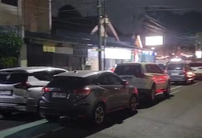 
 Parkir Liar di Jl.MT. Haryono Kelurahan Sukasari Kecamatan Tangerang selain Memakai Badan Jalan juga Mengganggu Akses Kerumah Warga. Foto: TangerangPos 