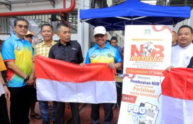 Wali Kota Tangerang Sachrudin dan Kepala DPMPTSP Kota Tangerang Sugiharto A.Bagdja Saat Membuka Kegiatan Jemput Bola Pendaftaran NIB Merdeka 2025 di Pasar Anyar Kota Tangerang. Foto: Ist