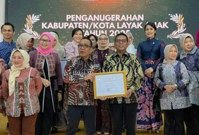 
 Gubernur Banten Andra Soni saat menerima Penghargaan Provinsi Layak Anak yang diserahkan langsung oleh Menteri Koordinator Bidang Pembangunan Manusia dan Kebudayaan (Menko PMK), Pratikno dan Menteri PPPA, Arifah Fauzi. Foto: ist