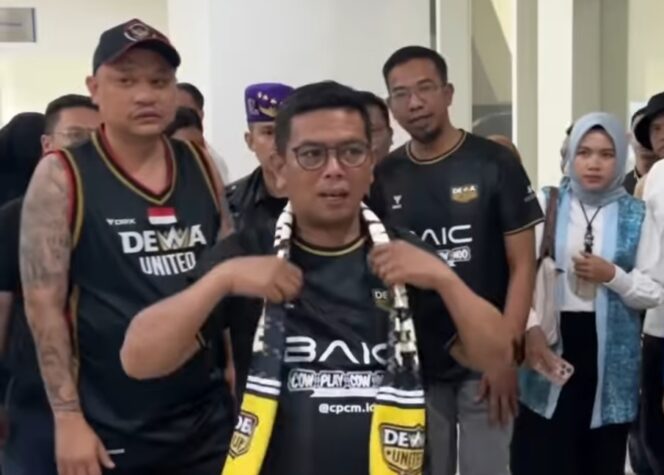 
 Gubernur Banten Andra Soni saat tiba di stadion BIS untuk menyaksikan laga sepakbola Profesional Perdana. Foto: ist