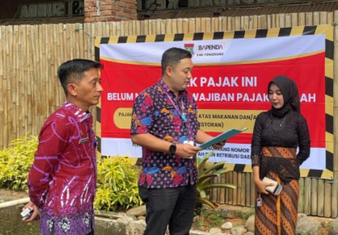 Sekretaris Bapenda Kabupaten Tangerang, Zam Zam Manohara Saat Mendampingi Personil Bapenda Melakukan Penagihan Tunggakan Pajak Restoran Danau Abah yang berlokasi di Kelurahan Suradita, Kecamatan Cisauk Kabupaten Tangerang. Foto: ist