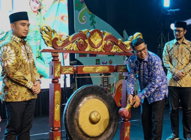 
 Gubernur Banten Andra Soni saat menutup kegiatan Budaye Cilegon Fest and International Folk-Art (BCF-IFA) 2025 di Alun-alun Kota Cilegon, Minggu (10/8/2025) malam. Foto: ist