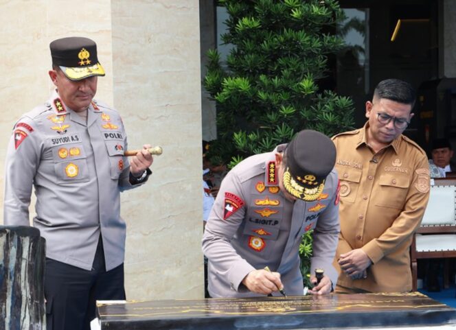 
 Gubernur Banten Andra Soni dan Kapolda Banten, Irjen Pol Suyudi Ario Seto saat mendampingi Kapolri Jenderal Polisi Listyo Sigit Prabowo. Foto: ist