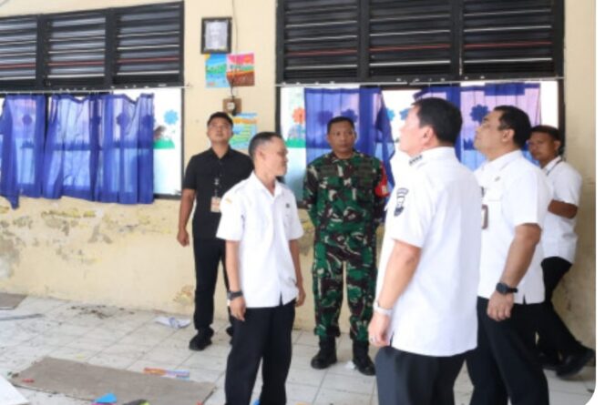Bupati Tangerang Moch Maesyal Rasyid Saat Meninjau Langsung SDN Kedung Dalam 2, Kecamatan Mauk, karena atapnya roboh. Foto: ist