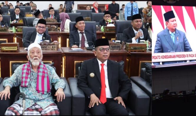 
 Gubernur Banten Andra Soni bersama Ulama Kharismatik Abuya Muhtadi Dimyati saat Mendengarkan Pidato Kenegaraan Presiden Prabowo Subianto di Ruang Rapat Paripurna DPRD Provinsi Banten. Foto: ist