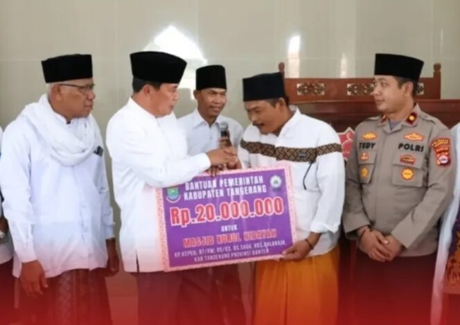 Bupati Tangerang Moch Maesyal Rasyid saat menyerahkan bantuan kepada pengurus DKM Masjid Jami Nurul Hidayah Balaraja. Foto: ist