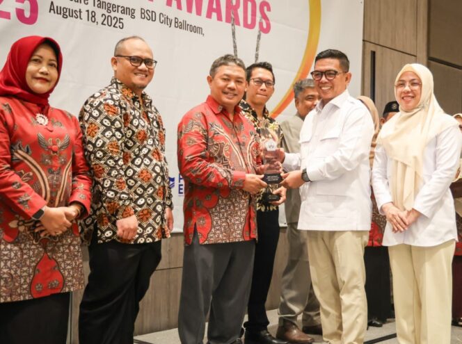 
 Gubernur Banten Andra Soni saat menghadiri Forum Komunikasi Kepala Sekolah Swasta Sekolah Menengah Atas (FKKSS - SMA) Kota Tangerang Selatan Education Awards 2025. Foto: ist